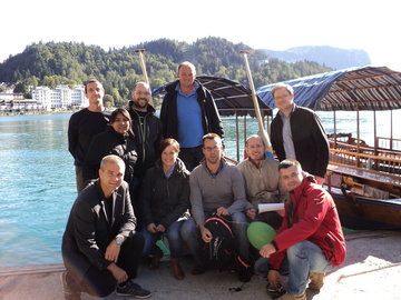 Skupina na team buildingu Urban Hunt Bled - photo challenge